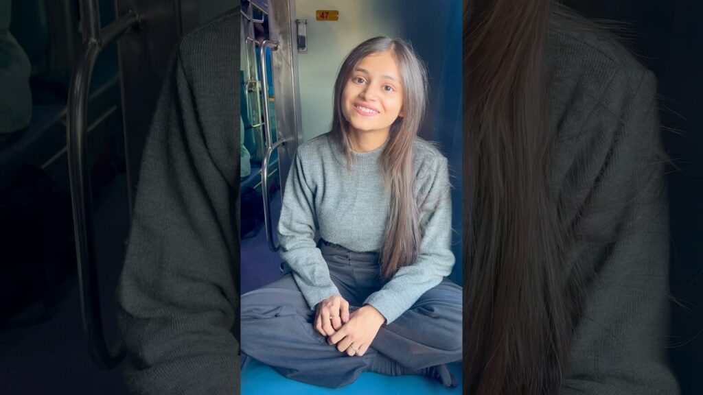 Bhelpuri in Train | #bhelpuri #travelblog #viralshort #food #recipe #easyrecipe #ytshorts #cooking